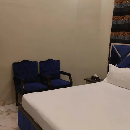 Couples Friendly Guest House Karachi - Hotels-2
