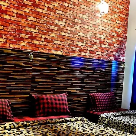 Couples Friendly Guest House Karachi - Hotels-3